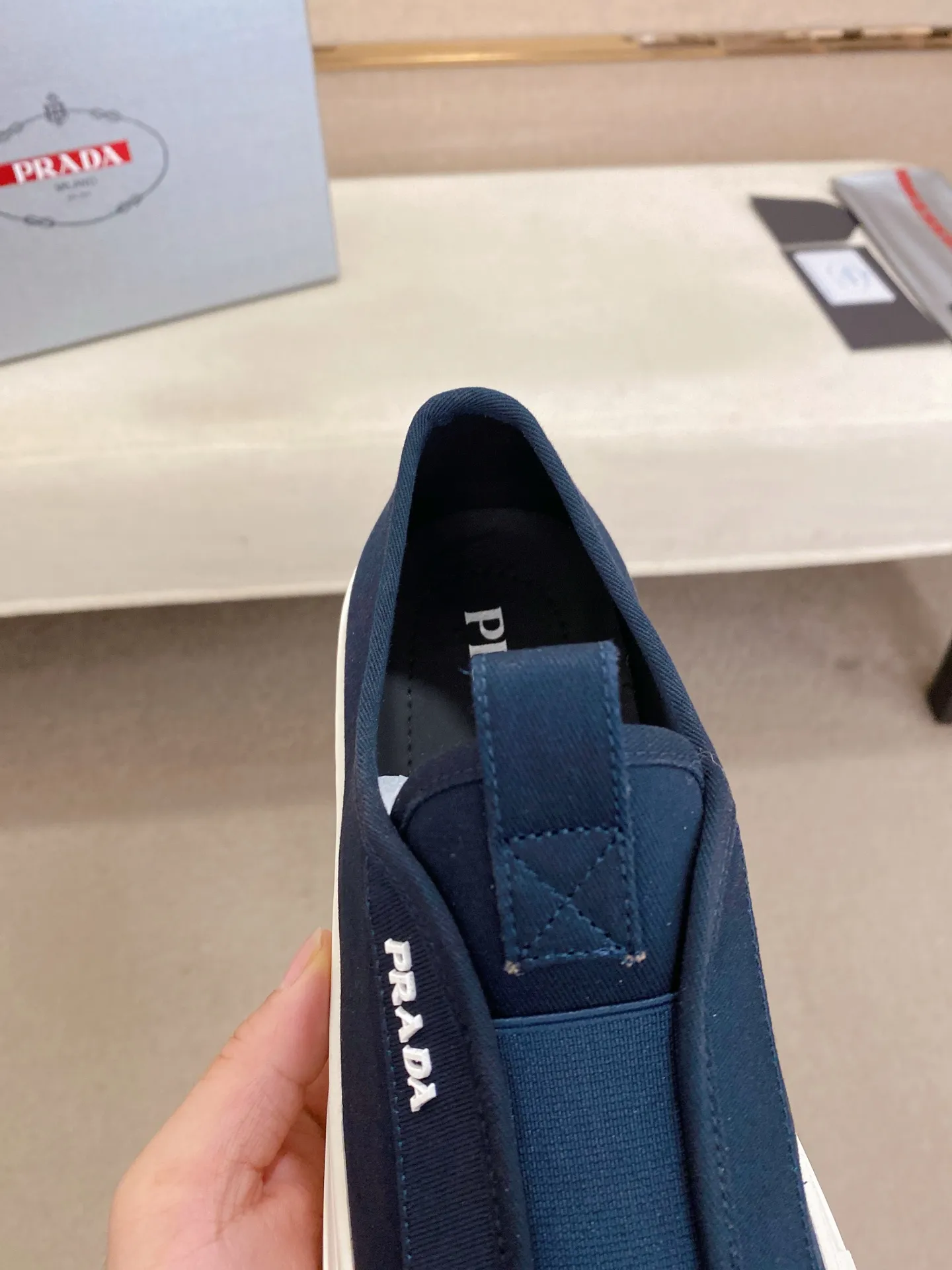 Factory price 580💰 ✔️✔️✔️High version High-quality new PRADA counters are on the market at the same time. The new men's shoes and 😘fabrics are selected from first-layer cowhide and are made by pure handicrafts. Lining: Full cowhide lining. 👍🏿 High-end ☄️ air-cushion molded anti-slip rubber outsole, exquisite lines, simple and elegant, comfortable and high-end for leisure travel. Code number: 38 to 44 (45 can be customized)